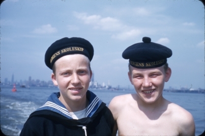 Portrett av to kadetter fra skoleskipet STATSRAAD LEHMKUHL.