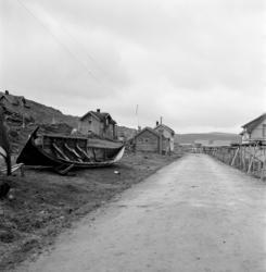 Kjøllefjord, fotografert i 1940. Veien ved Nissen-bruket mot