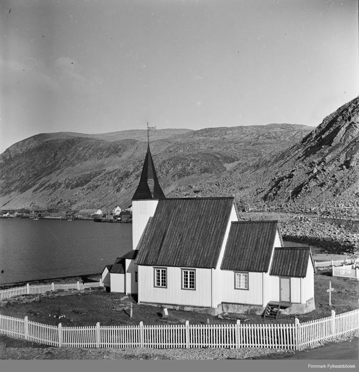 Kjøllefjord gamle kirke fotografert i 1940. Interiøret i Kjøllefjord gamle kirke inneholdt blant annet en altertavle fra 1600-tallet. Kjøllefjord kirke var bygd i 1738 og sto i Kjøllefjord frem til den ble påtent av tyske soldater 4.november 1944 (Den brente jords taktikk). Noen mener at altertavlen opprinnelig kom fra en tysk skipper som ble reddet fra forlis utenfor Skjøntingberg og ga befolkningen altertavlen som takk. Den skal først ha vært i Skjøtningberg kirke før den ble flyttet da fiskeværet ble nedlagt. Kirken lå i Kjøllefjord prestegjeld som ble opprettet i 1685, da Skjøtningberg prestegjeld ble nedlagt. Mye av inventaret stammet fra Skjøtningberg krike. Sakrestiet hadde en altertavle med årstallet 1662 som viser nattverdens innstiftelse. Denne skal tidligere å stått i Omgang kirke. Den opprinnelige kirken skal være byd mellom 1668 og 1683 og var en liten kirke bygget av rundtømmer. I kirken fantes også to klokker, hvorav den ene hadde inskripsjonen «Eine gude klock hin ick genant, den hört meinen klanck tho bargen int landt des late ick mi nicht vordreten. Heinrich Meier tho Bremen de oldermand he heft mi laten geten 1608. Restene av kirkeklokken kan ses i den nye Kjøllefjord kirke. Også den gotiske bibelen ble reddet av Hildur Hustad som tok med bibelen da hun flyktet til fjells. Bibelen oppbevares i dag i en bankboks i Kjøllefjord. Ironisk nok satte tyskerne fyr på sin egen kulturskatt, både klokken og altertavlen sies å ha sin opprinnelse i Tyskland.