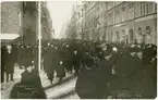 Folkvimmel efter Storgatan under Sundsvallsspelen 1918. Vykort.