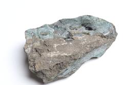 Ugnsfragment. Ugnsrest i form av ett tätt, finkornigt och längdskiktat stenmaterial. På två av sidorna är ett lager av ljust turkos glasmassa. Liknande ugnsfragment återfinns ofta vid tidighistoriska ...