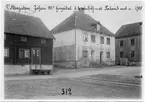 Gamla Hospitalgården i Jönköping. Stenhuset med den vita fasaden är sysslomannabostaden som uppfördes 1773-76. Under 1900-talet har den gått under benämningen Johan III:s hospital.