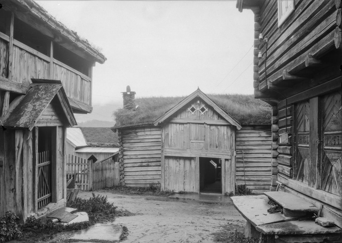 Vågåmo, tunet på Lunde Nordigard. På døra innskjært HJSL 1853. Det var etter Hans Johanneson Lunde som var en hendig mann både som trearbeider og smed
