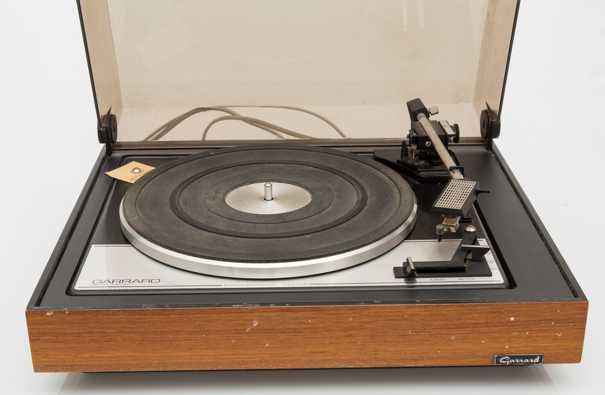 Platespiller. Kasse i teak med sotfarget plastlokk. Mrk GARRARD SP.25 MK IV