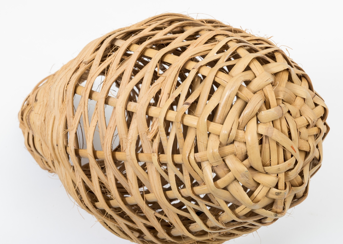 Denne andrekurven, eller andeholken, har blitt en del av museets samling i forbindelse med "Fugleholkutstillingen" fra 1977. En holk er en hekkekasse, og denne gjenstanden har ifølge giver sannsynligvis opprinnelse fra utlandet.

Andeholker festes gjerne i vegetasjonen ved vann. De ble tidligere satt ut av og brukt av både samer og fløtere for å samle egg fra både kvinand og stokkand. Eggene var gjerne et kjærkomment tilskudd i vårknipa, eller de kunne være en inntektskilde for videre salg. 

Denne holken er av et delt og flettet materiale. Det er ukjent hvilket tremateriale som er brukt. Holken har en oval sylinderform, og den har en tett bunn og en åpning i den andre siden som har en diameter på 22 cm. Åpningen er rund, og den har et lite flettet "brett". Fletteteknikken som er brukt ligner på en del andre tradisjonelle fletteteknikker. Utgangspunktet for flettingen er et tremateriale i form av lange "kjepper", som deles i riktig tykkelse for å egne seg som flettemateriale. Bunnen er laget av tre delte kjepper som legges vinkelrett på tre andre delte kjepper. Yttersiden av kjeppene er lagt mot yttersiden av kurven. I bunnen av gjenstanden er krysset festet sammen. Kjeppende danner stakene for den videre flettingen, og de bøyes gradvis for å flette kurvens sider. Når kanten på kurven skal lages, vrir man kjeppene og fletter dem inn i kanten.