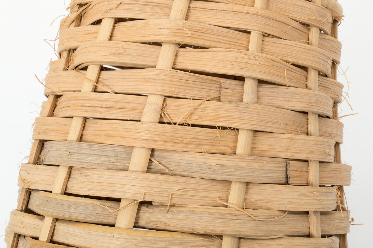 Denne andrekurven, eller andeholken, har blitt en del av museets samling i forbindelse med "Fugleholkutstillingen" fra 1977. En holk er en hekkekasse, og denne gjenstanden har ifølge giver sannsynligvis opprinnelse fra utlandet.

Andeholker festes gjerne i vegetasjonen ved vann. De ble tidligere satt ut av og brukt av både samer og fløtere for å samle egg fra både kvinand og stokkand. Eggene var gjerne et kjærkomment tilskudd i vårknipa, eller de kunne være en inntektskilde for videre salg. 

Denne holken er av et delt og flettet materiale. Det er ukjent hvilket tremateriale som er brukt. Holken har en oval sylinderform, og den har en tett bunn og en åpning i den andre siden som har en diameter på 22 cm. Åpningen er rund, og den har et lite flettet "brett". Fletteteknikken som er brukt ligner på en del andre tradisjonelle fletteteknikker. Utgangspunktet for flettingen er et tremateriale i form av lange "kjepper", som deles i riktig tykkelse for å egne seg som flettemateriale. Bunnen er laget av tre delte kjepper som legges vinkelrett på tre andre delte kjepper. Yttersiden av kjeppene er lagt mot yttersiden av kurven. I bunnen av gjenstanden er krysset festet sammen. Kjeppende danner stakene for den videre flettingen, og de bøyes gradvis for å flette kurvens sider. Når kanten på kurven skal lages, vrir man kjeppene og fletter dem inn i kanten.