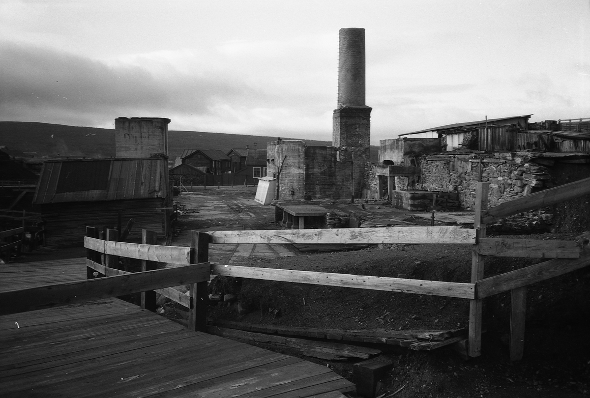 Serie bestående av 12 sv/kv foto av ruinen av smeltehytta før oppstart av bygging av det nye museet på Malmplassen, Røros