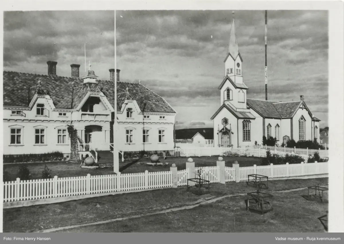 Vadsø kirke med Amtmannsgården i forgrunnen.