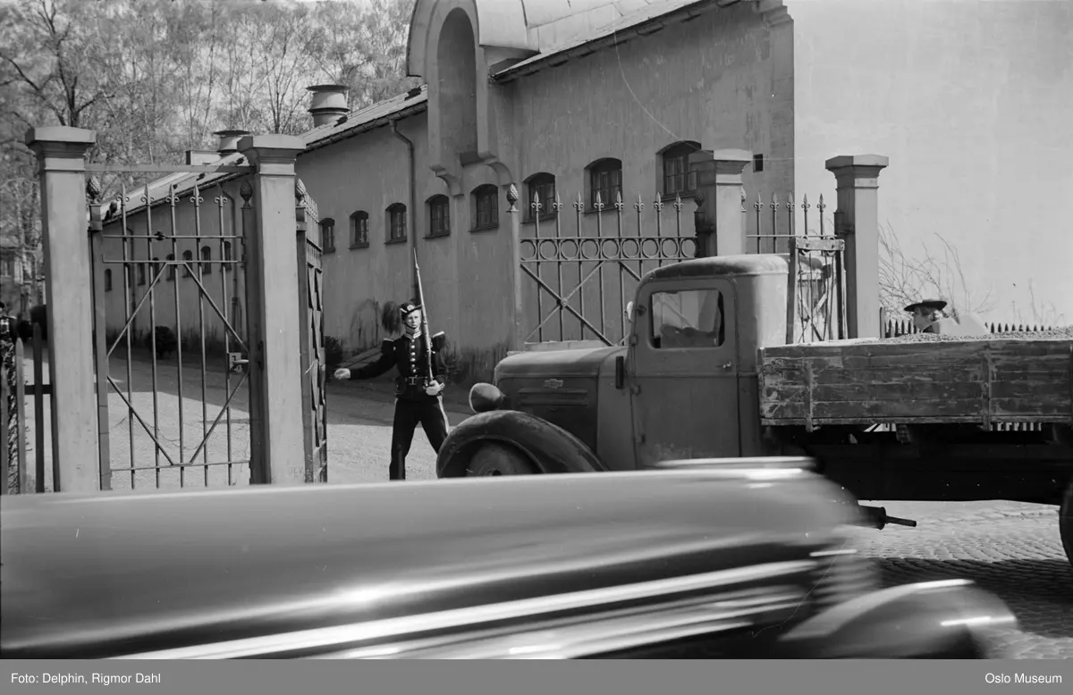 Slottets stallbygning, port, mann, gardist, Chevrolet lastebil