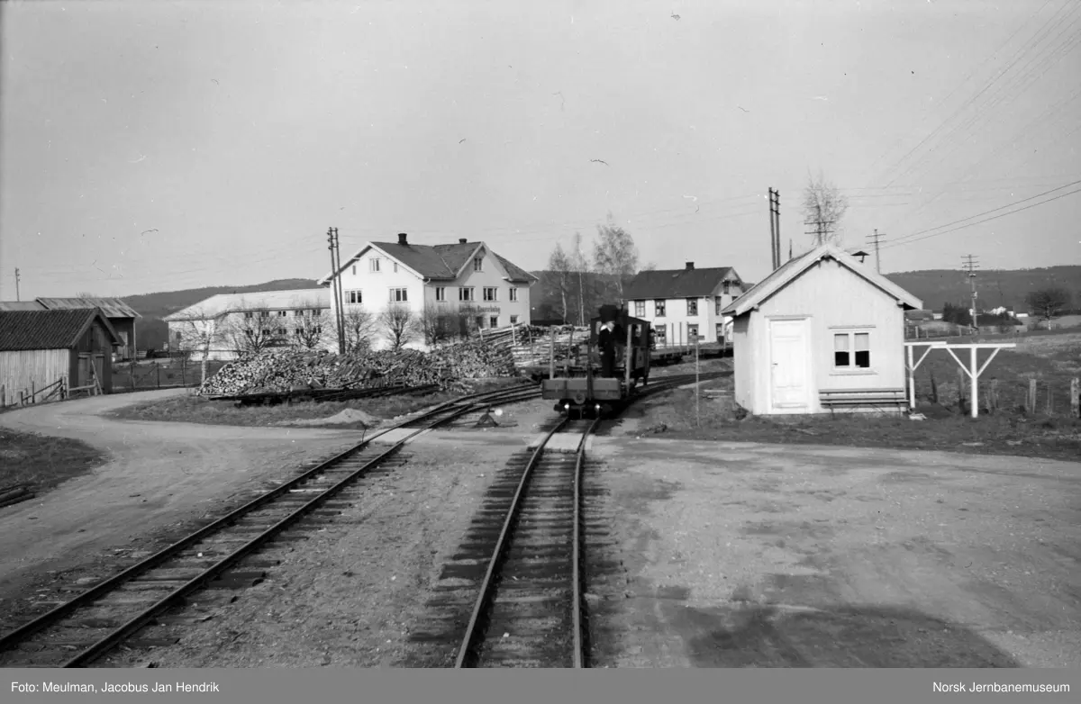 Damplokomotiv type XXIXa nr. 6 Høland skifter på Lierfoss stasjon.  Blandet tog fra Sørumsand til Bjørkelangen, tog 2075.