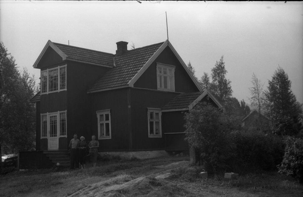 Fem bilder fra Aasen under Løsengen i Gamle Rossgutua på Skreia høsten 1955. Kvinnen på det første bildet er Borghild Løsengen (f.Johannesdtr. Nordrum) som var gift med Albert Anton Løsengen. Hun finnes også på to av de andre bildene, da sammen med eldste dattera Eva Aasen og Karl Skjelstad. Stedet ble bygd opp i 1922.