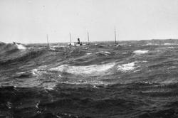 Havarert dampskip, bølger slår over fartøyet.