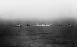 Motorskip som taues avto dampskip, to dampskip følger bak.