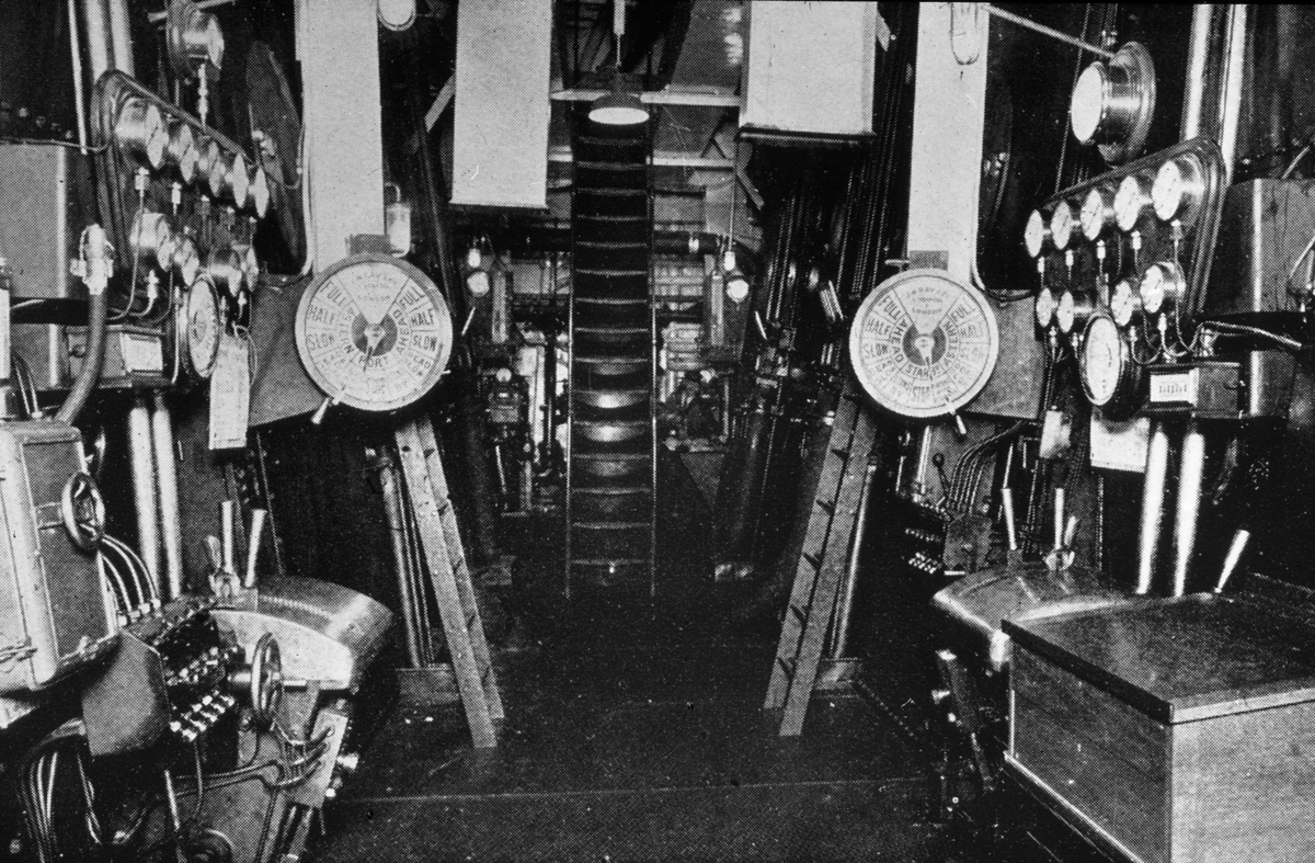 Maskinrom, to maskintelegrafer.
