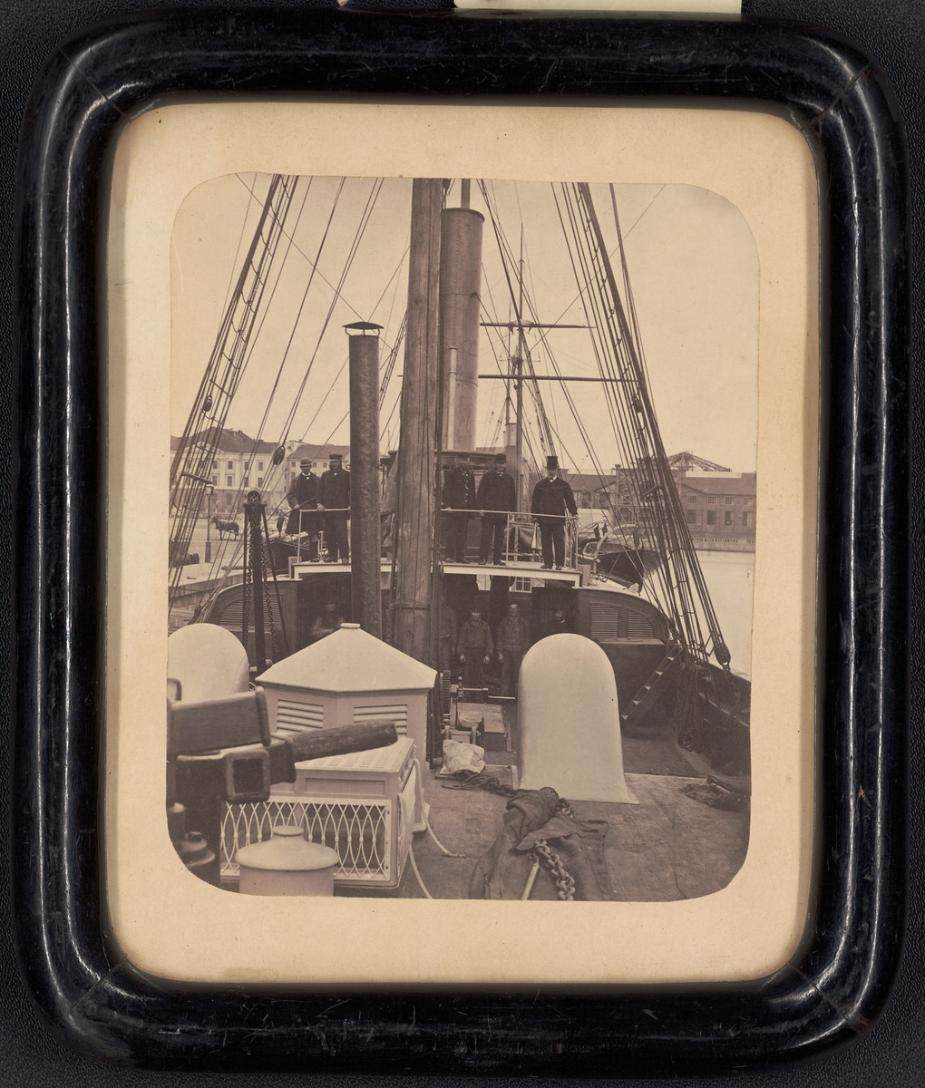 På bryggan: Kapten Victor Kempff i hög hatt. 1:e maskinist Östlund,
Styrman Pettersson, styrman Odén. Närmast kajen kaptenens bror
lantbruksingenjören Alfred Kempff. Under bryggan; besättningen.