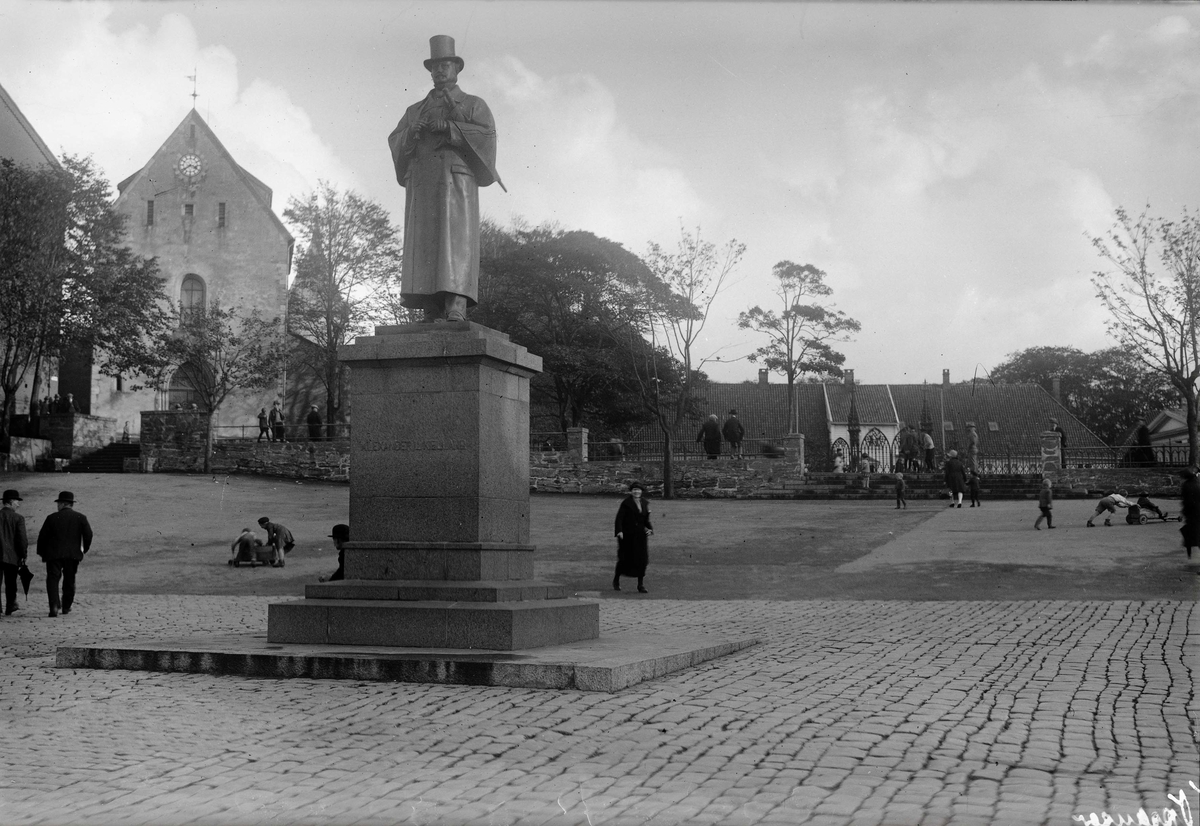 Domkirken og Kongsgård i bakgrunnen. .Motivene i Opsangers glassnegativer ble brukt som postkort. ..Glassnegativ fra Bokhandler K. Opsanger.