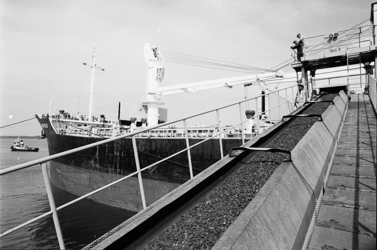 Transportbandet som transporterar malmen från upplaget till malmfartyget Bijelo Polje, Hargshamn, Harg, Uppland augusti 1991