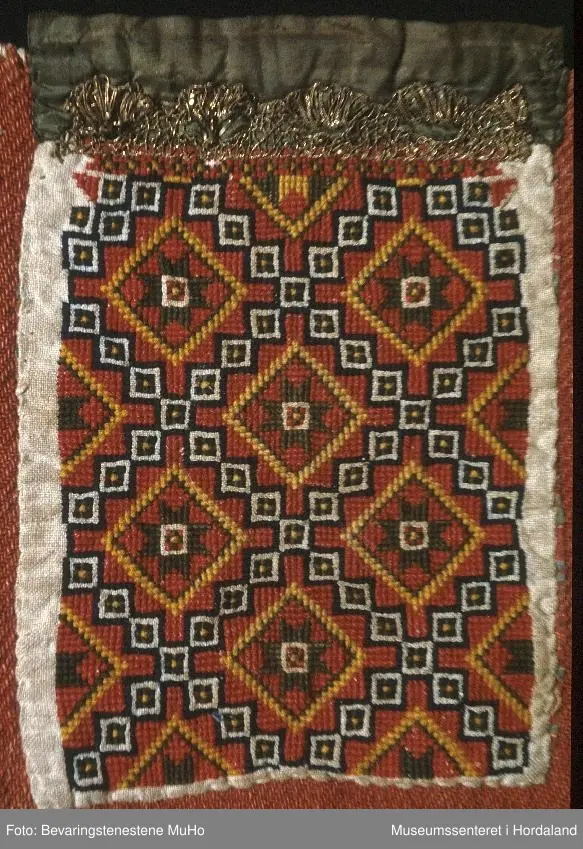 grønn silkebord øverst, gullband