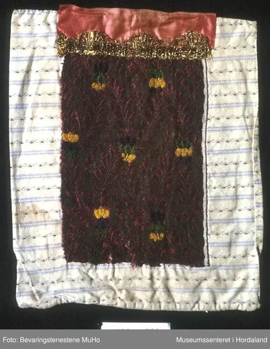 blomstermønster, gullband og rosasilkeband øvst.