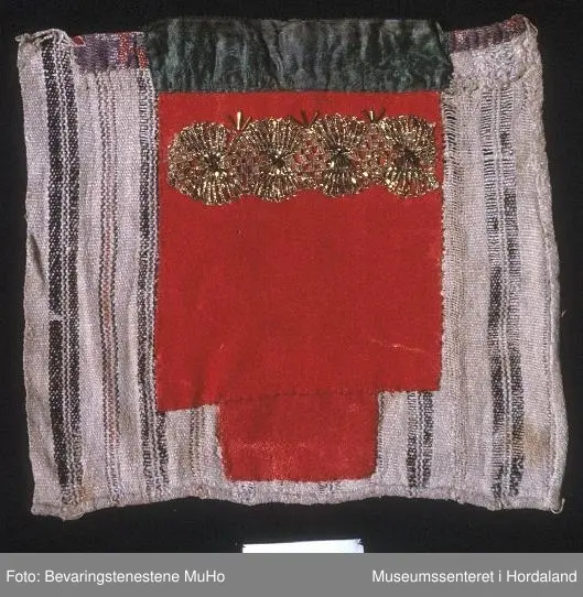 gullbord og gullperler, grønt silkeband.