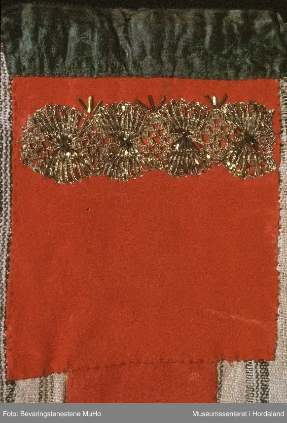 gullbord og gullperler, grønt silkeband.