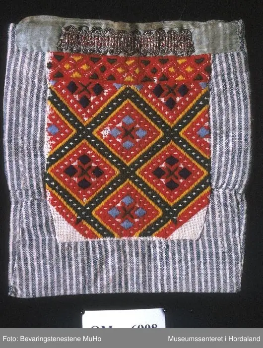 grøn pyntekant, gullbord oppe.