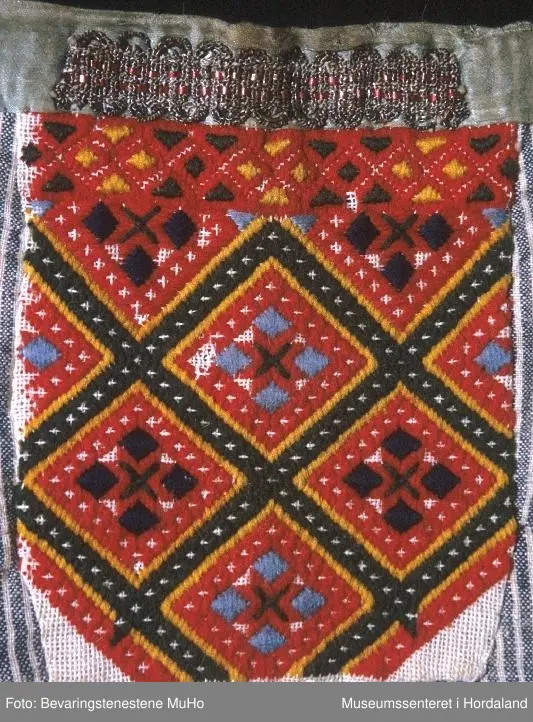 grøn pyntekant, gullbord oppe.