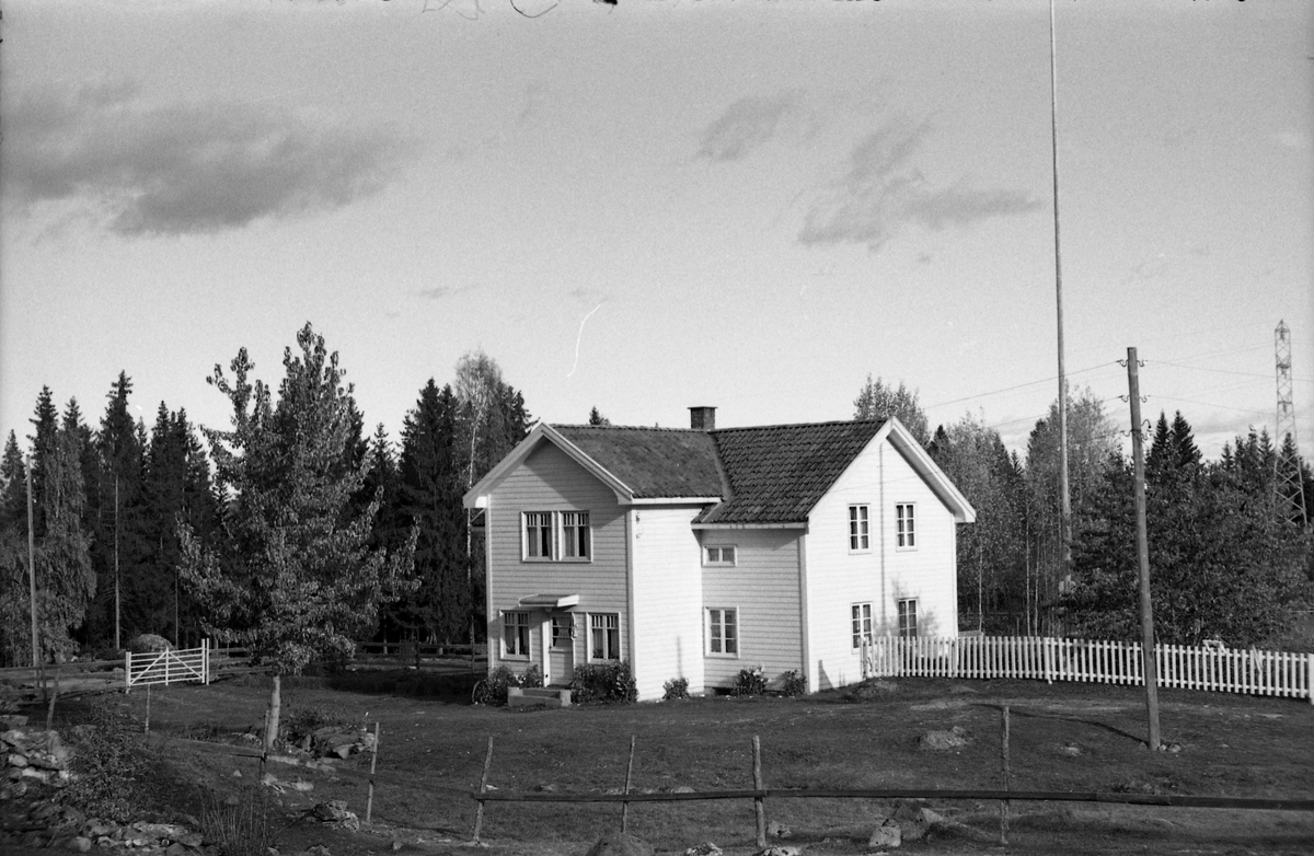 Muligens bruket Dammen på Krabyskogen. Seks bilder fra oktober 1955.