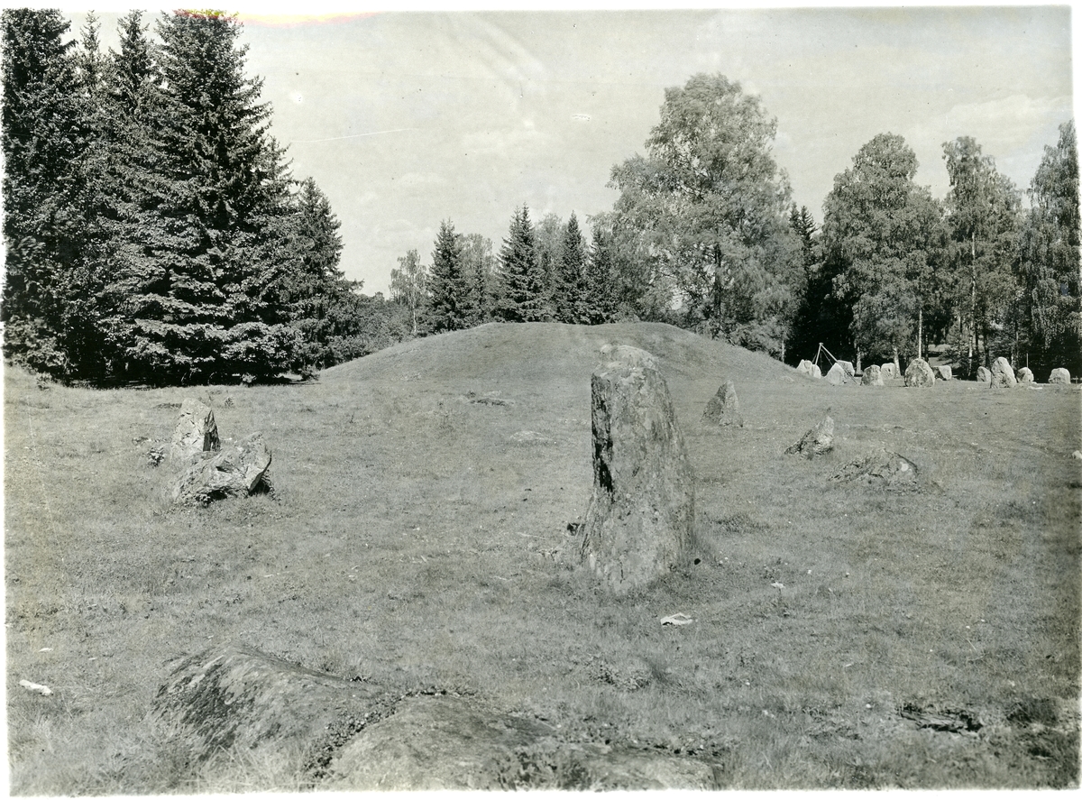 Badelunda sn, Anundshögsområdet, Långby.
Lilla skeppssättningen före renoveringen, från söder. 1933.