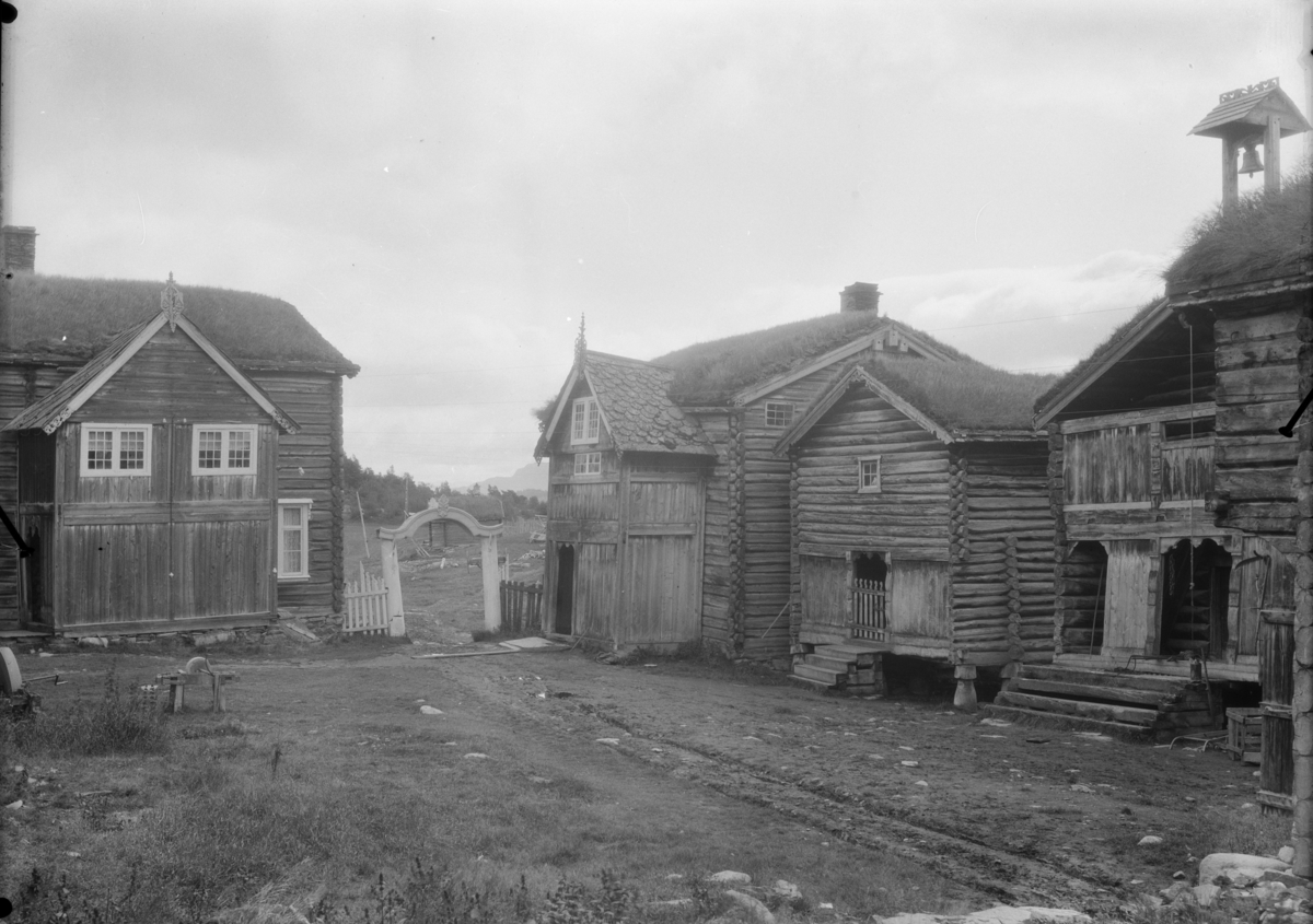 Vågå, gardtunet på Kvarberg Nigard. Grendevegen gikk over tunet. Nevnes som Likvegen