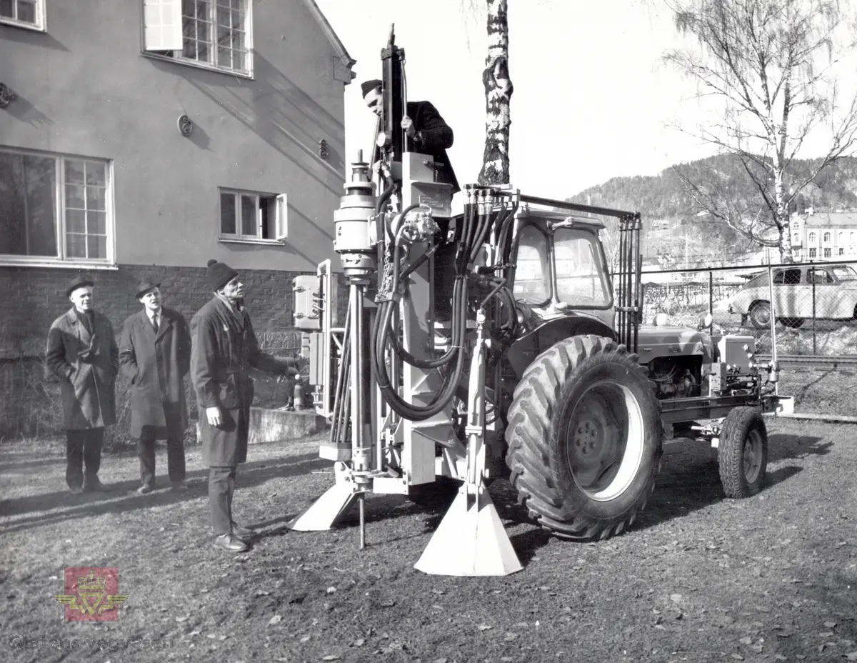 Sonderingsutstyr på traktor. Bildet tatt hos Norsk Hydro på Notodden våren 1967.
30.10.2024: Østveggen av bygg 52, stasjon fra 1909. (Opplysninger fra Ruben Krokstrand).
