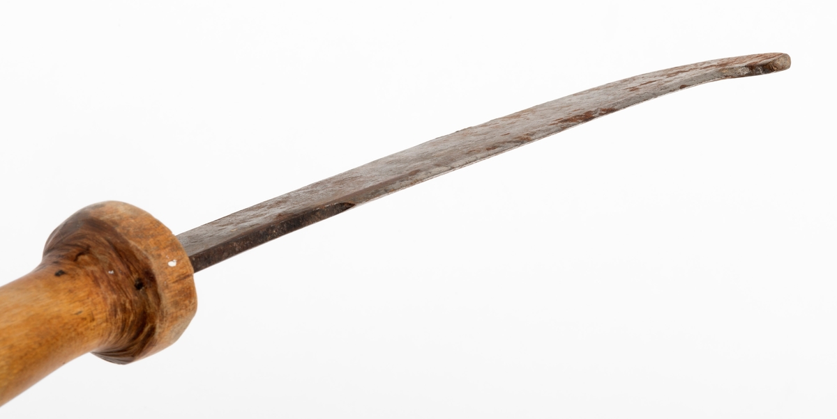 Kniv, lauvkniv, bestående av et håndtak og kraftig blad med egg. Bladet har en innoverbøyd hake ved spissen på eggsida. Bladet er merket med produsentens stempel. Det er innslag av noe rust på bladet. Tangen på knivbladet går tvers gjennom skaftet. Skaftet er solid utformet med en fortykning mot bladet som beskytter brukerens hånd. Lauvkniver av denne typen ble brukt til fôrsanking.