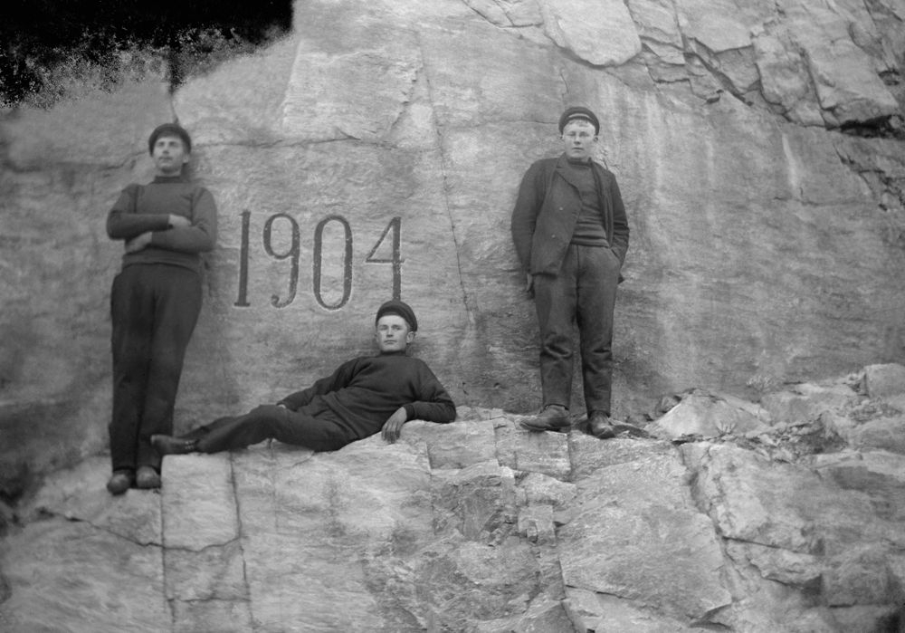 Leirfjord, Leirosen. Årstallet 1904 hogd inn i fjellveggen ved Ransvingen. Dette årstallet er ant. hogd inn i fjellet da veien ble lagd, eller utvidet. Personene er ukjente. Det uthugde årstallet kan fremdeles sees.
Bildet ble brukt i Leirfjordkalenderen - februar 2013