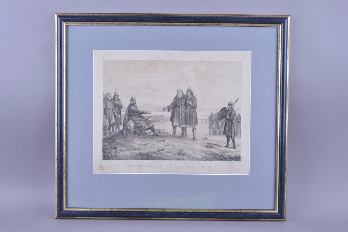 Rektangulær plansje av hvitt papir festet på kartong. Motivet er rektangulært og sentrert midt på plansjen. Motivet er trykt i svart- hvitt. Det er trykt skrift i svart midt på under motivet, og i øvre høyre og venstre hjørne under motivet. Plansjen er innrammet. Rammen er av tre med mørk blå- og gullfarget maling. Glass og grått passepartout.