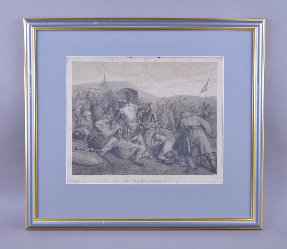 Rektangulær plansje av hvitt papir festet på kartong. Motivet er rektangulært og sentrert midt på plansjen. Motivet er trykt i svart- hvitt. Det er trykt skrift i svart midt på under motivet, og i øvre høyre og venstre hjørne under motivet. Plansjen er innrammet. Rammen er av tre med grå- og gullfarget maling. Glass og grått passepartout.