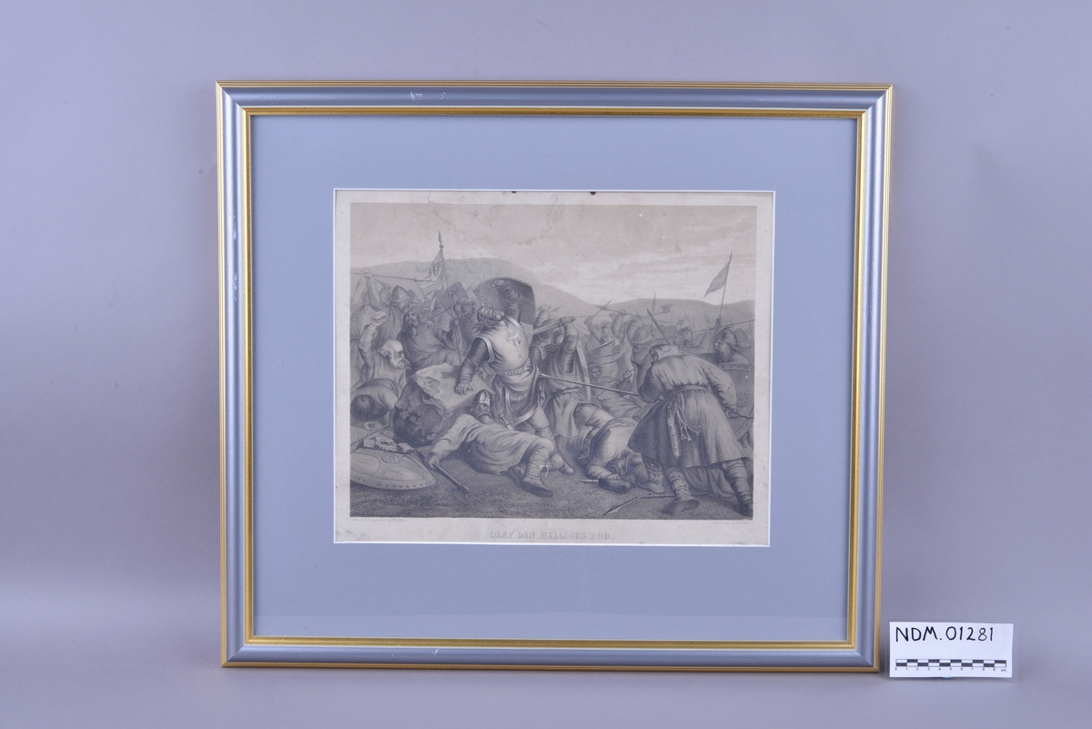 Rektangulær plansje av hvitt papir festet på kartong. Motivet er rektangulært og sentrert midt på plansjen. Motivet er trykt i svart- hvitt. Det er trykt skrift i svart midt på under motivet, og i øvre høyre og venstre hjørne under motivet. Plansjen er innrammet. Rammen er av tre med grå- og gullfarget maling. Glass og grått passepartout.