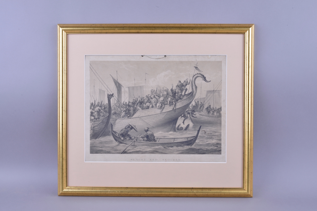 Rektangulær plansje av hvitt papir festet på kartong. Motivet er rektangulært og sentrert midt på plansjen. Motivet er trykt i svart- hvitt. Det er trykt skrift i svart midt på under motivet, og i øvre høyre og venstre hjørne under motivet. Plansjen er innrammet. Rammen er av tre med gullfarget maling. Glass og beige passepartout. Midt på øverst på plansjen er det to hull insatt med metallringer. En hyssing er trukket gjennom disse hullene.