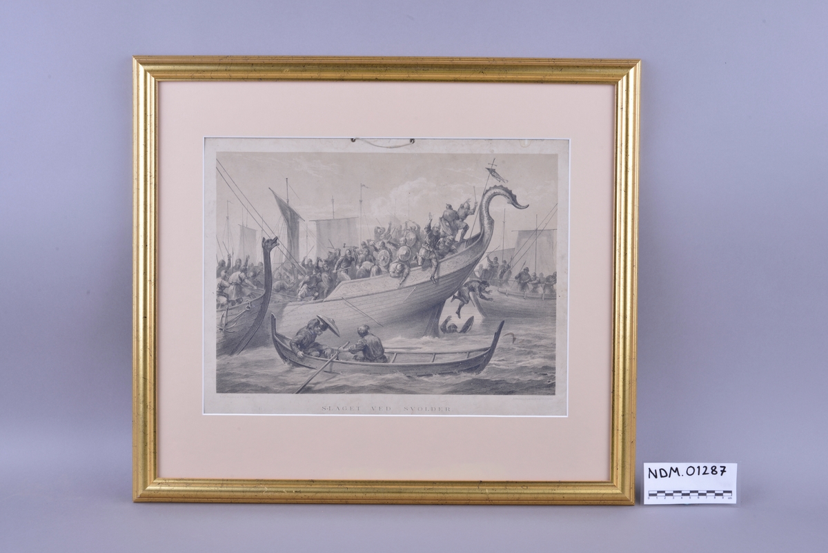 Rektangulær plansje av hvitt papir festet på kartong. Motivet er rektangulært og sentrert midt på plansjen. Motivet er trykt i svart- hvitt. Det er trykt skrift i svart midt på under motivet, og i øvre høyre og venstre hjørne under motivet. Plansjen er innrammet. Rammen er av tre med gullfarget maling. Glass og beige passepartout. Midt på øverst på plansjen er det to hull insatt med metallringer. En hyssing er trukket gjennom disse hullene.