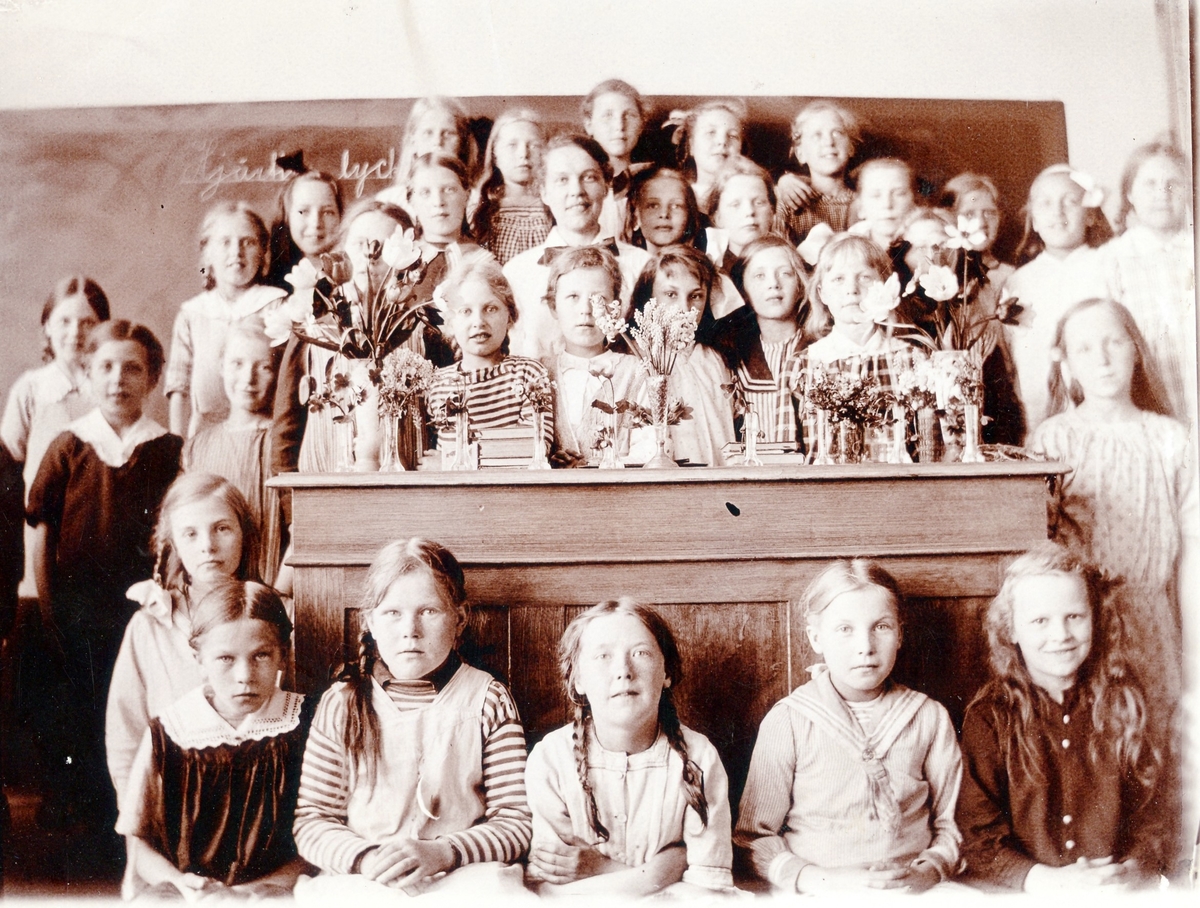 Fröken Carlsson (gift Friskopp) med elever i ett klassrum på Centralskolan.