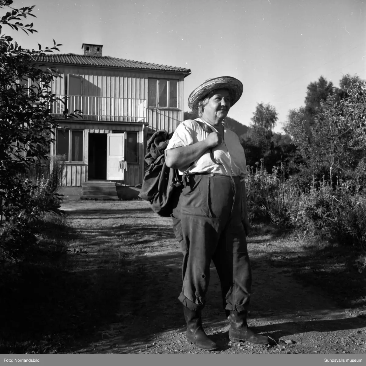 Skogsarbetande fru i Johannisberg, Ljungaverk.