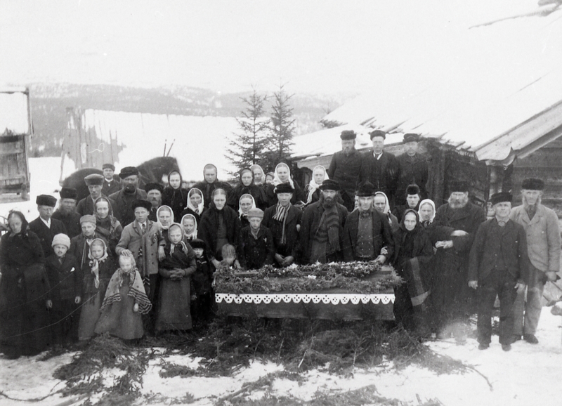 Bilete take frå ei gravferd. Muligens frå ein Gjevre.