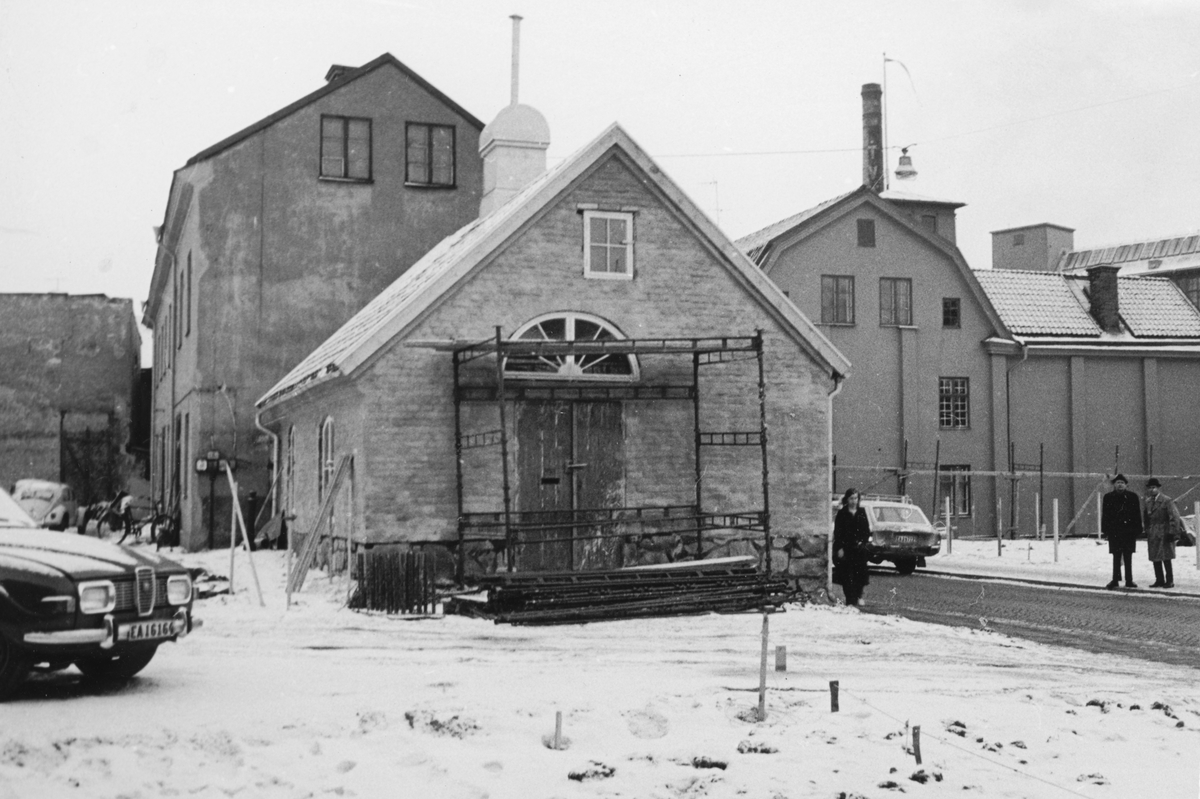 Västgötegatan 28 i Norrköping. Oegentligt benämnt "sista supen". Uppfört omkring 1760 och använt av laboratorium och förrådslokal för det Apotek som 1758 - c:a 1880 inrymdes i ett närbeläget hörnhus.