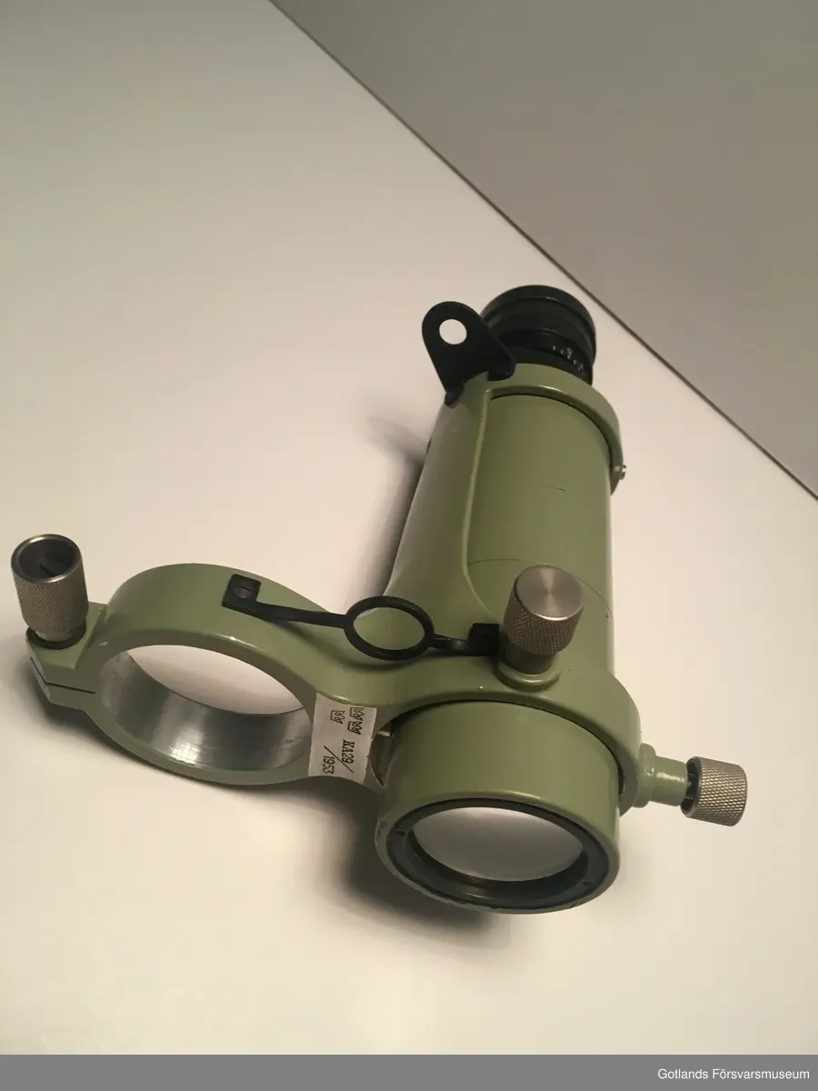 Kort kikare för ett öga ca 15 cm. 
det har ett litet vattenpass mellan okular och kikare. 
signerat av: CARLSSON & ÖSTERBERG GÖTEGORG 7268
Den har ett fäste för ett stativ med diametern 42mm.
Vid fästet står KA29/1953 tre kronor är stämplat före texten.