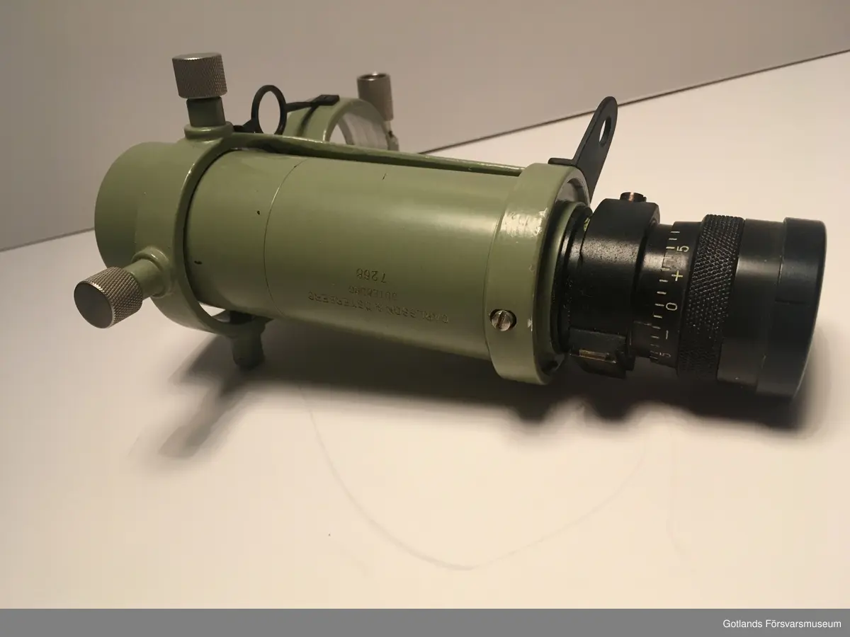 Kort kikare för ett öga ca 15 cm. 
det har ett litet vattenpass mellan okular och kikare. 
signerat av: CARLSSON & ÖSTERBERG GÖTEGORG 7268
Den har ett fäste för ett stativ med diametern 42mm.
Vid fästet står KA29/1953 tre kronor är stämplat före texten.