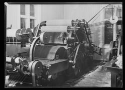 Produksjon ved Røros Tweed. Forgarnet kommer fra kardemaskin