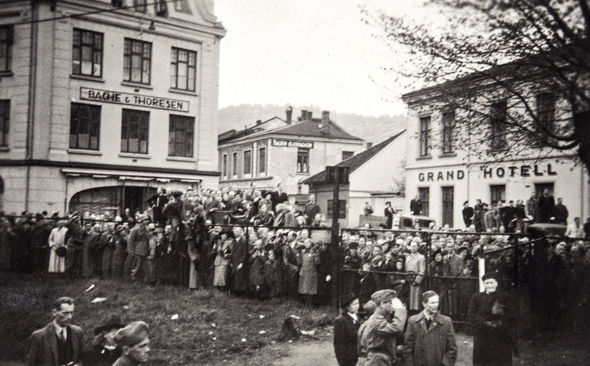 Store folkemengder hilser velkommen hjem til de norske polititropper(Feltbataljon IV) som kom inn fra Sverige våren 1945.