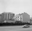 Kvarteret Dalkullans norra del som det tog sig ut 1973. Det höga bostadshuset har då som nu adressen Snickaregatan 27. Fastigheten till höger bar tills den revs adresserna Drottninggatan 10-12. Vy över Hamngatan mot väster.