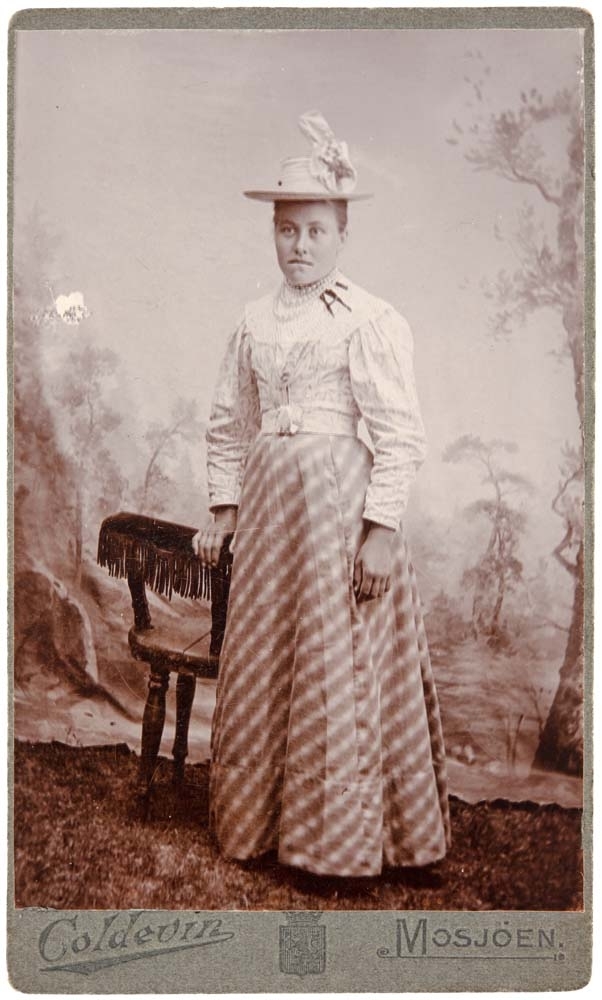 Leirfjord, Fagervika, Akkarvik. Lina Akkarvik. Født i Akkarvik som ligger mellom Bruneset og Nålkyten. Familien emigrerte til Amerika 1900-1905.