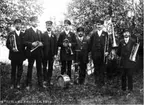 Karlsviks hornmusikkår troligen bildad omkring 1910 - nedlagd ca 10 år senare. Kortet taget i Fränsta där orkestern medverkade vid en festföreställning. Musikerna från vänster Olof Ullmark, Ansgarius Molund, Lindeman, Ivar Molund, Fritz Östman, Teodor Molund och Karl Vesterlund. Det var vanligt att sågverken stod för instrumenten.