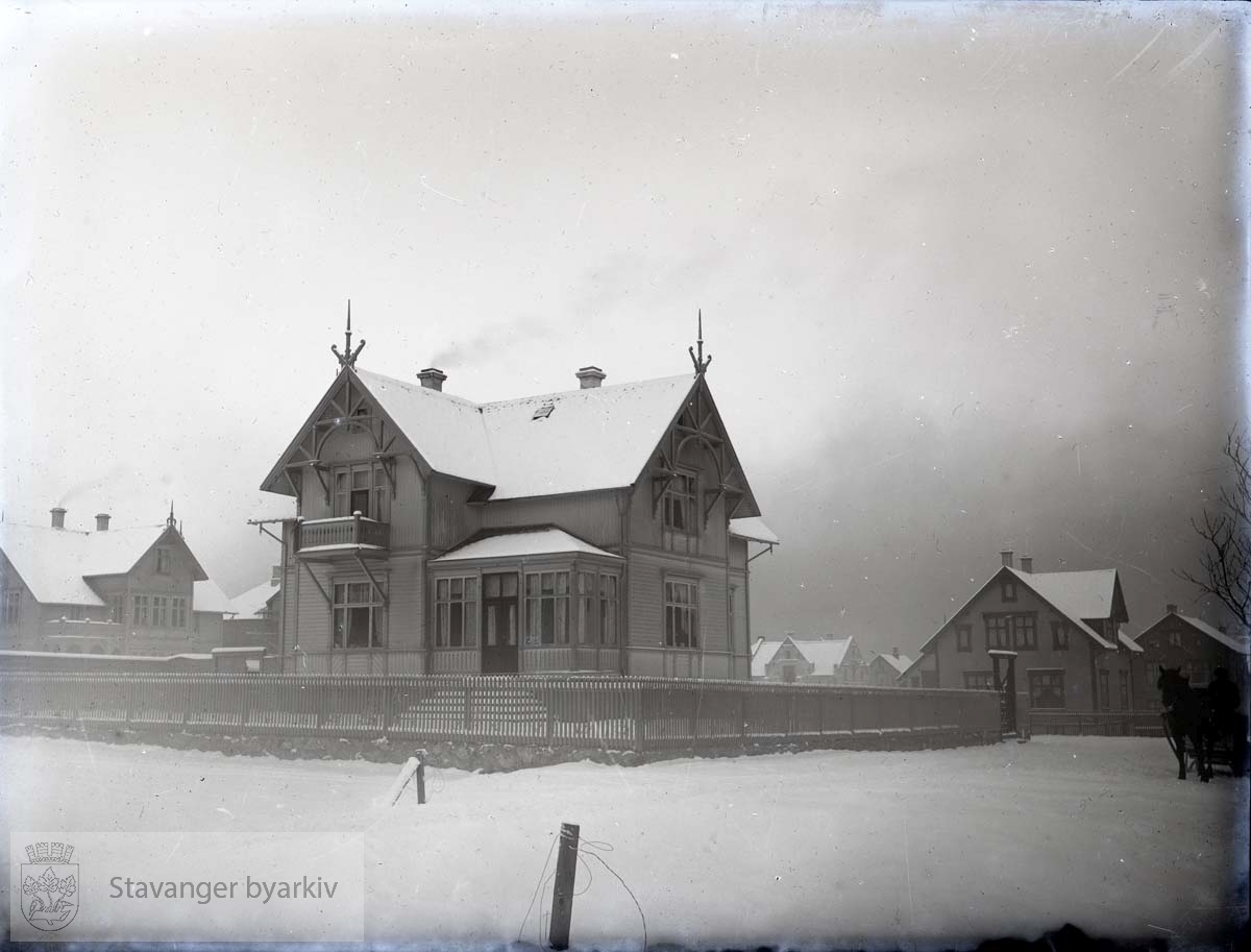 Dronningens gate 33: Bolighus, hest og kjerre til høyre.Huset har adresse St. Svithuns gate 33.Prinsens gate 22 til venstre